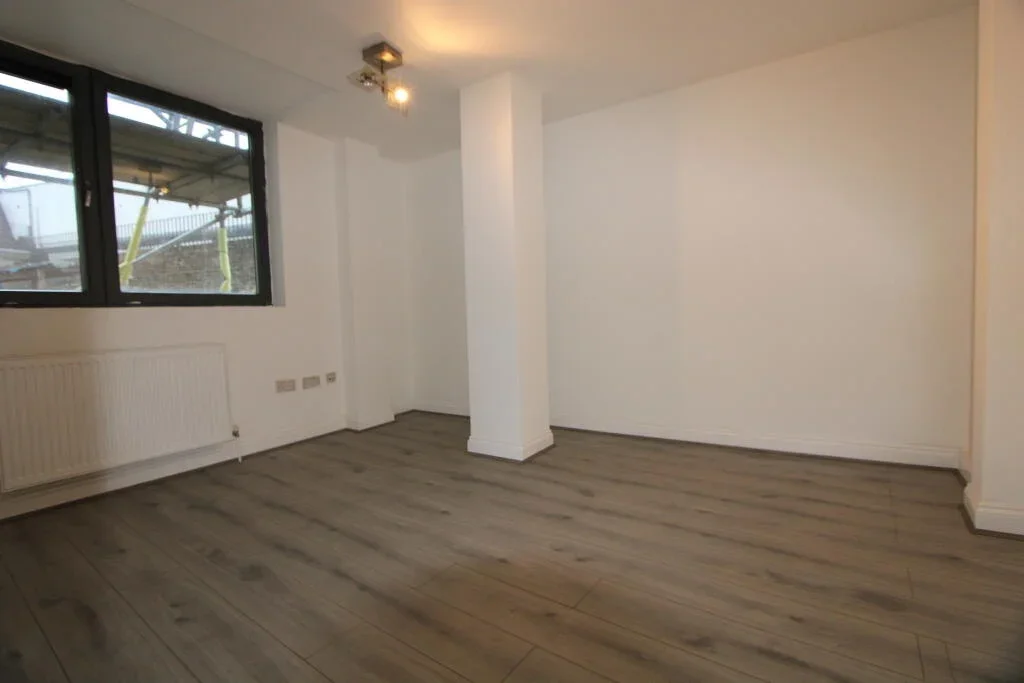 Flat Mitcham Road in Greater London