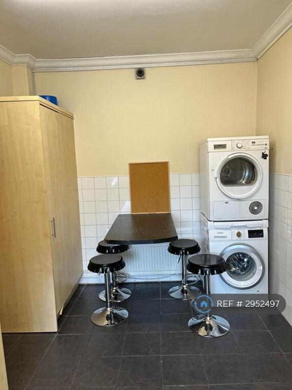 Room Fearon Street in Greater London