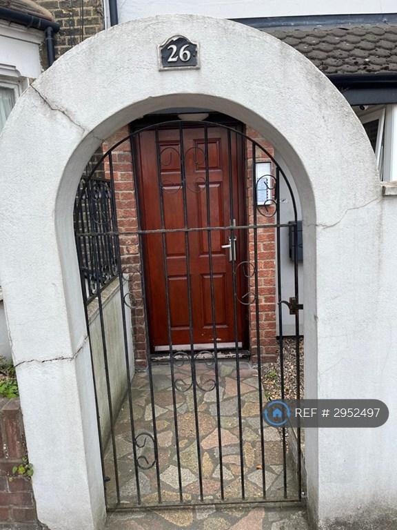 Room Fearon Street in Greater London