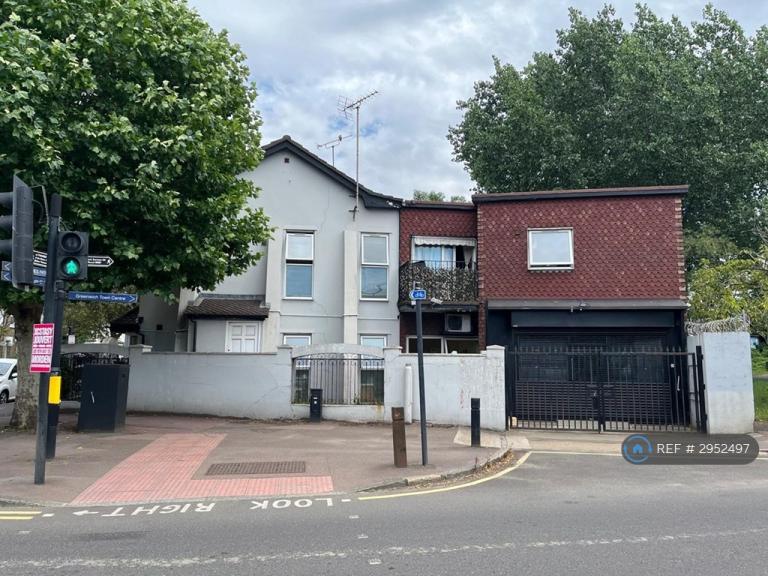 Room Fearon Street in Greater London