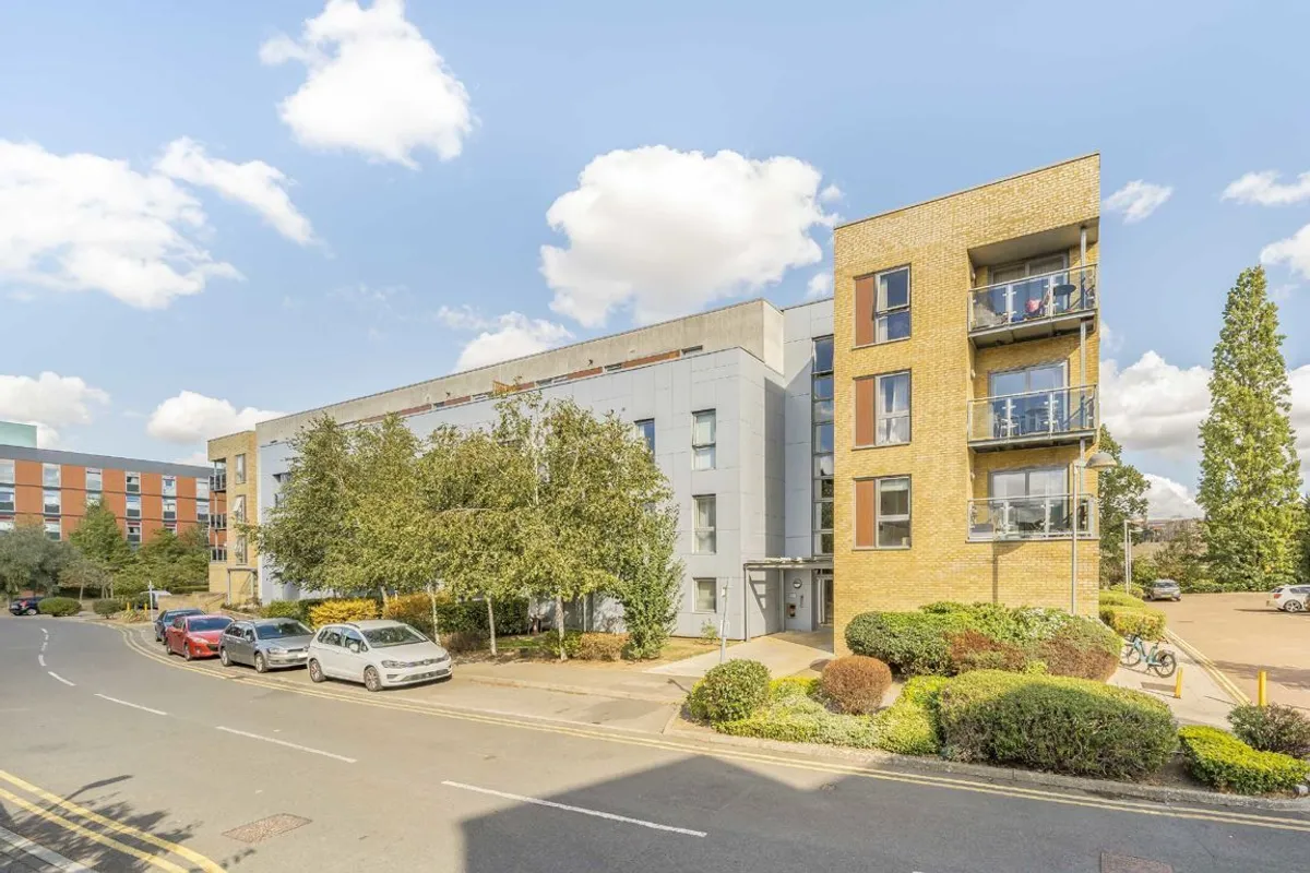 Flat Grosvenor Way in Greater London