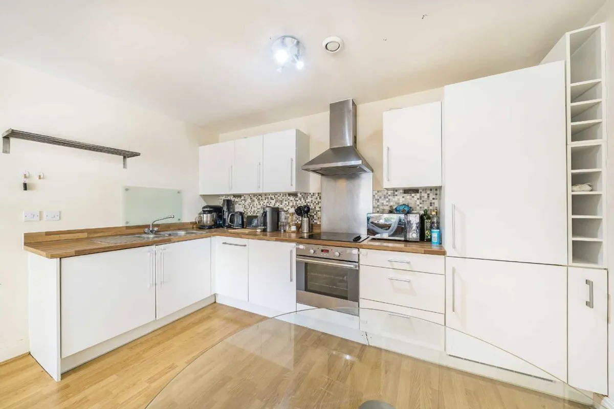 Flat Grosvenor Way in Greater London
