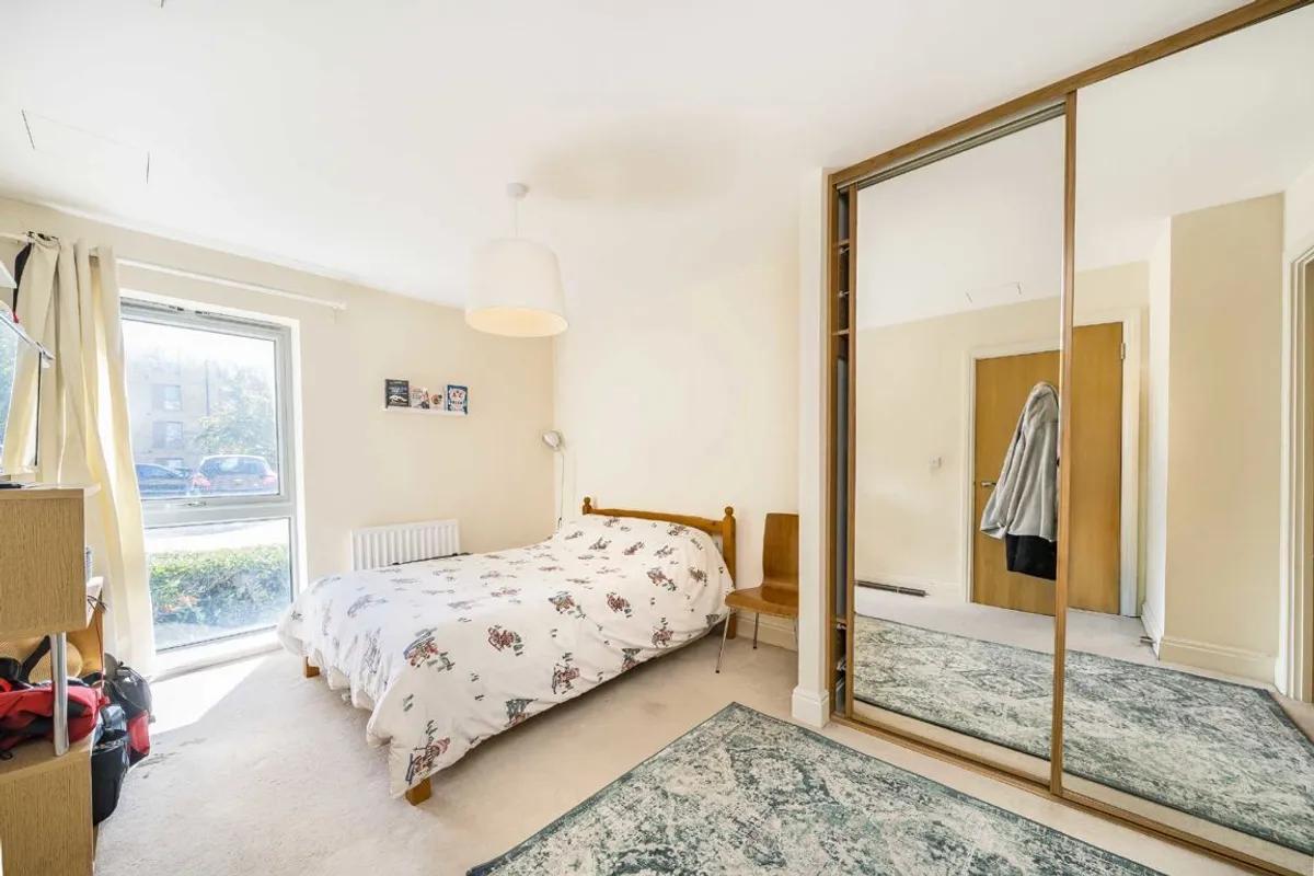 Flat Grosvenor Way in Greater London