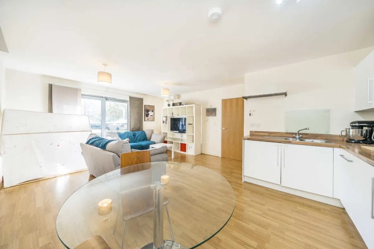 Flat Grosvenor Way in Greater London