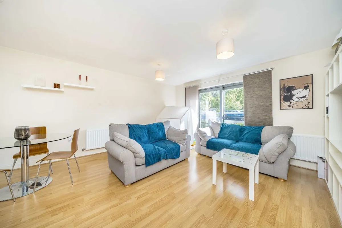 Flat Grosvenor Way in Greater London