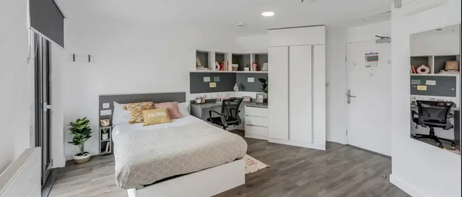 Flat Westway in Greater London