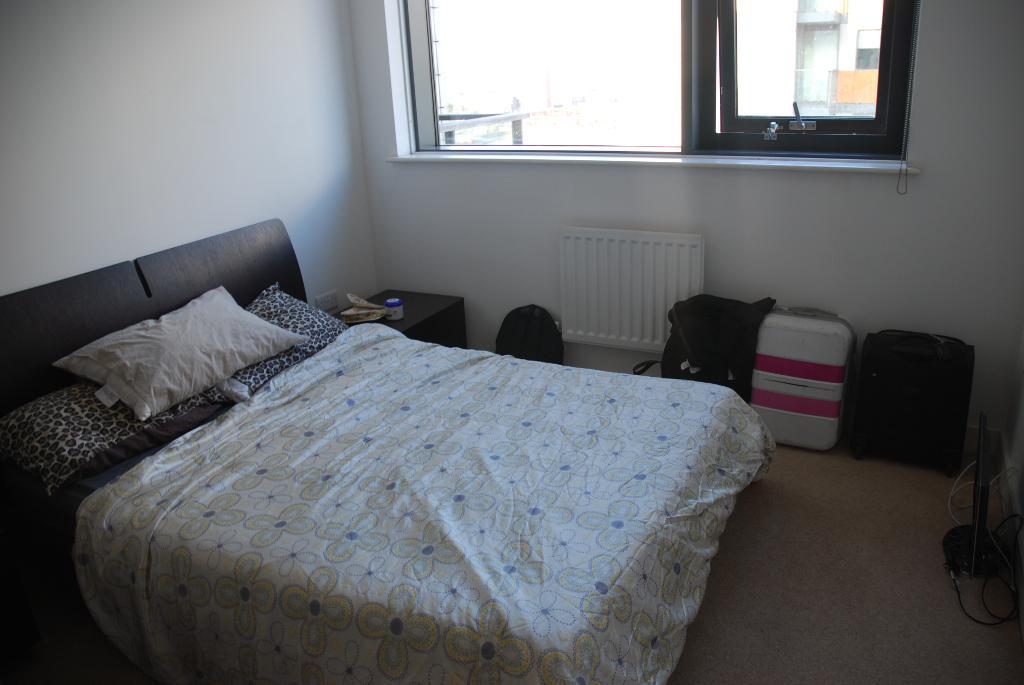 Flat Blackwall Way in Greater London