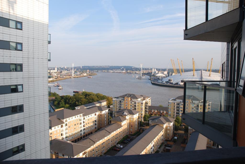 Flat Blackwall Way in Greater London