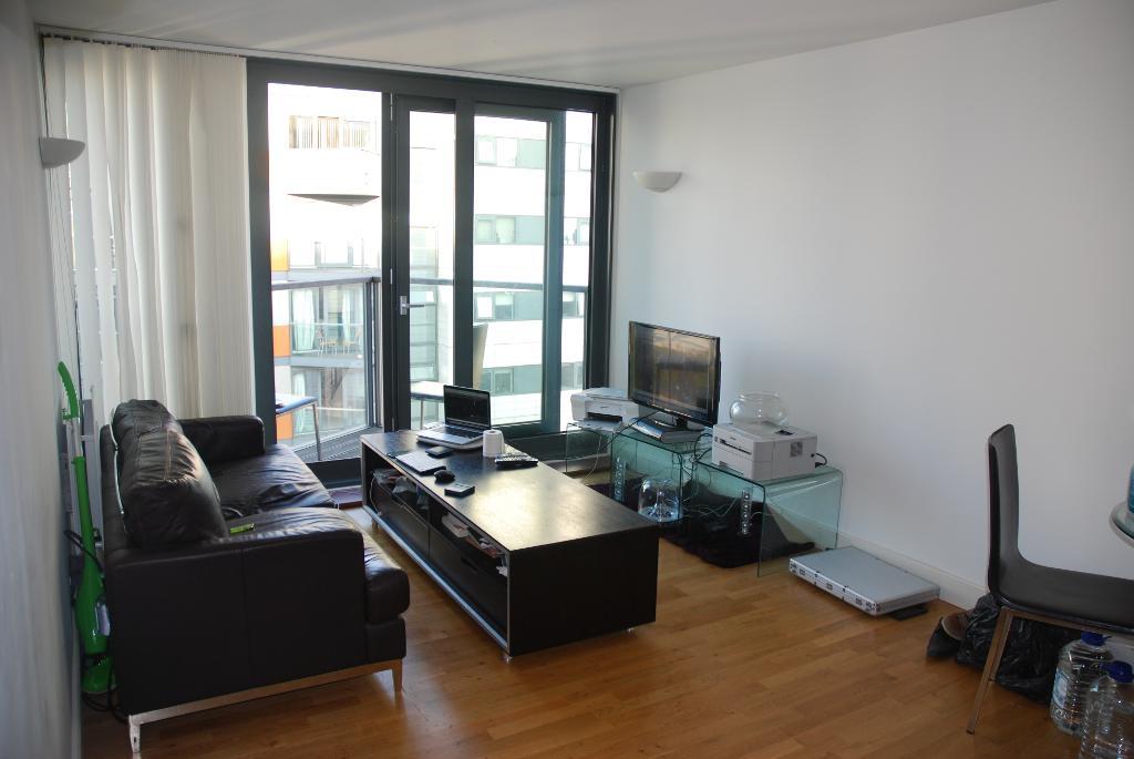 Flat Blackwall Way in Greater London