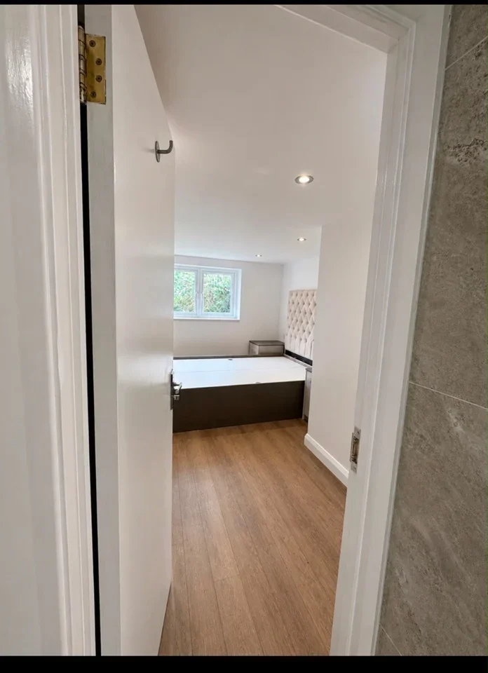 Room Hanworth Road in Greater London
