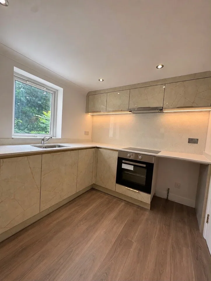 Room Hanworth Road in Greater London