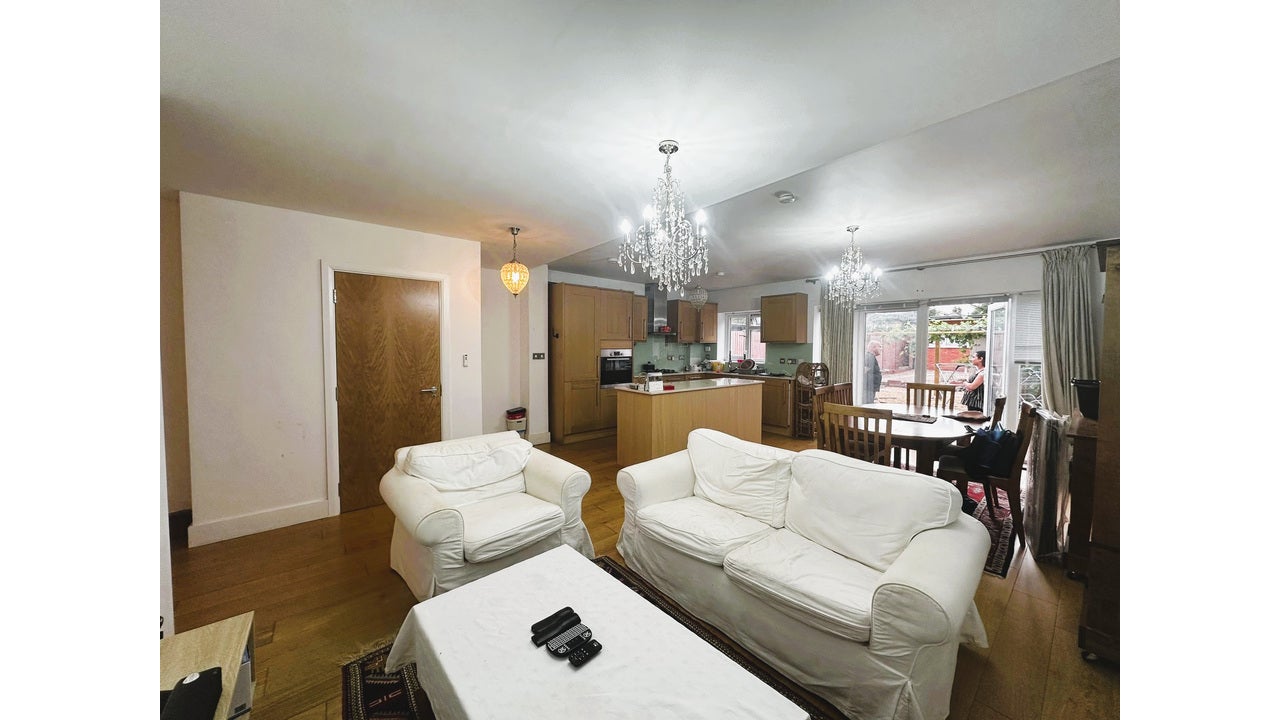 Flat Millet Road in Greater London