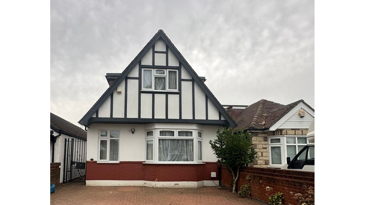 Flat Millet Road in Greater London