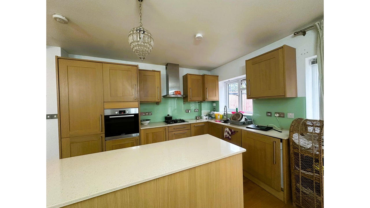 Flat Millet Road in Greater London
