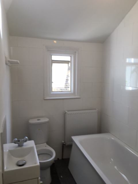 Room Charlmont Road in Greater London