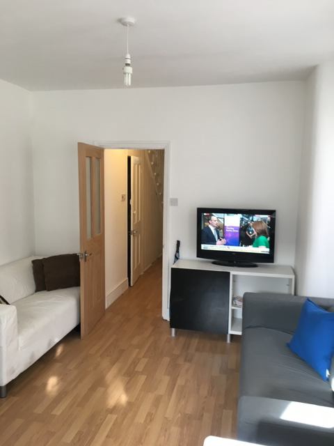 Room Charlmont Road in Greater London