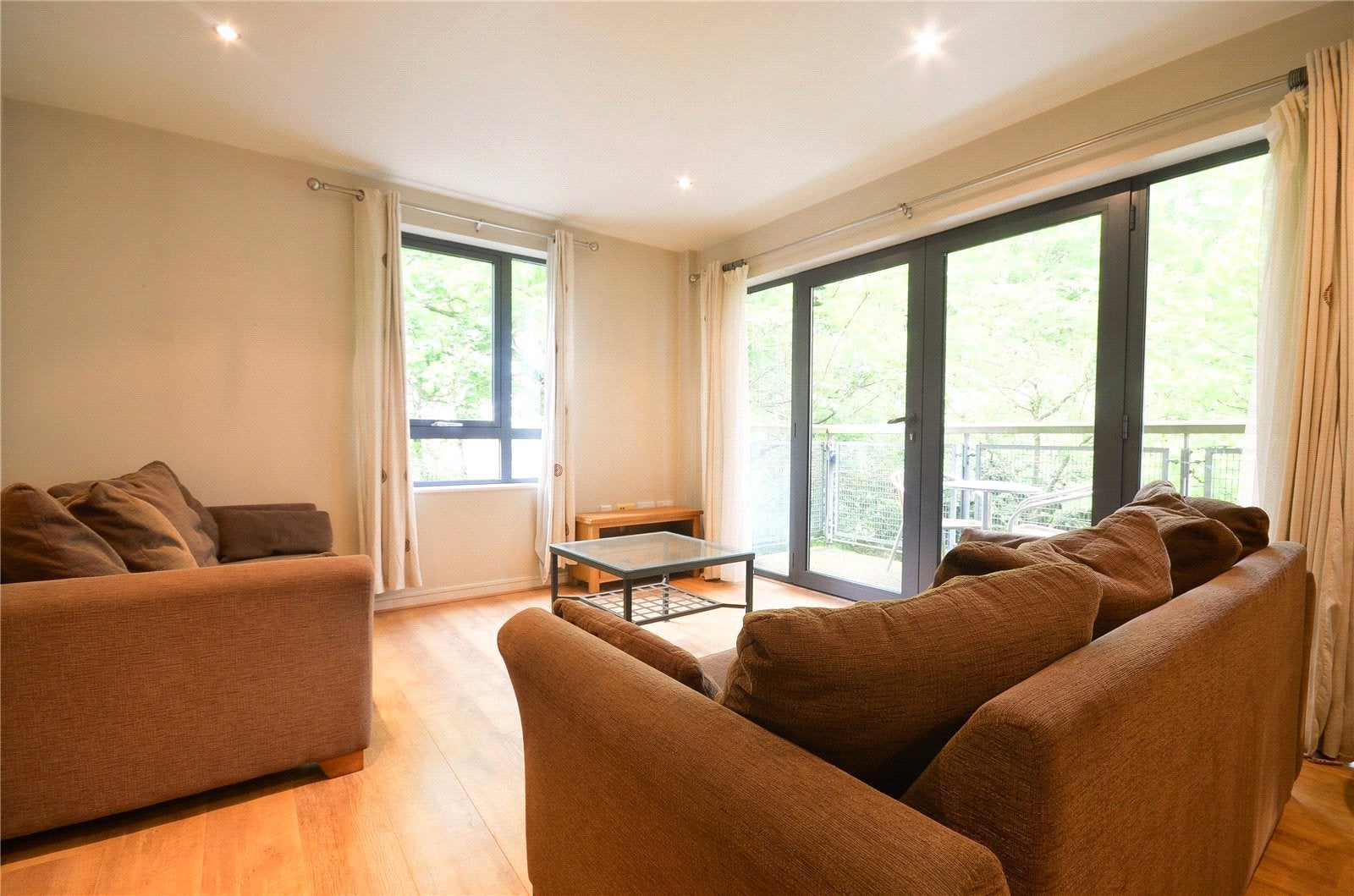 Flat Parrs Wood Road in Manchester