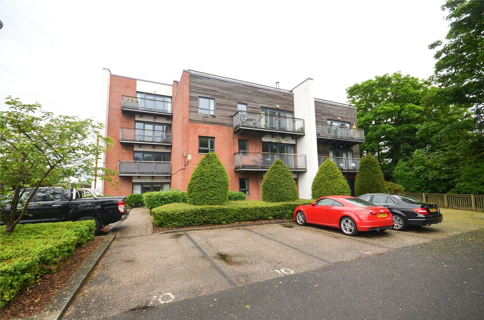 Flat Parrs Wood Road in Manchester