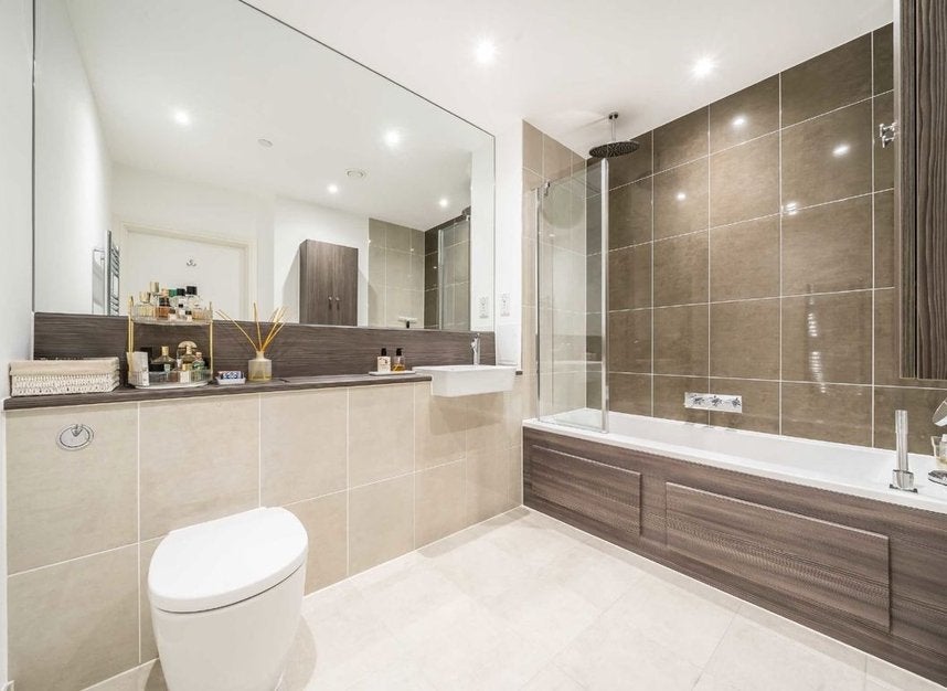 Flat Bridges Court in Greater London