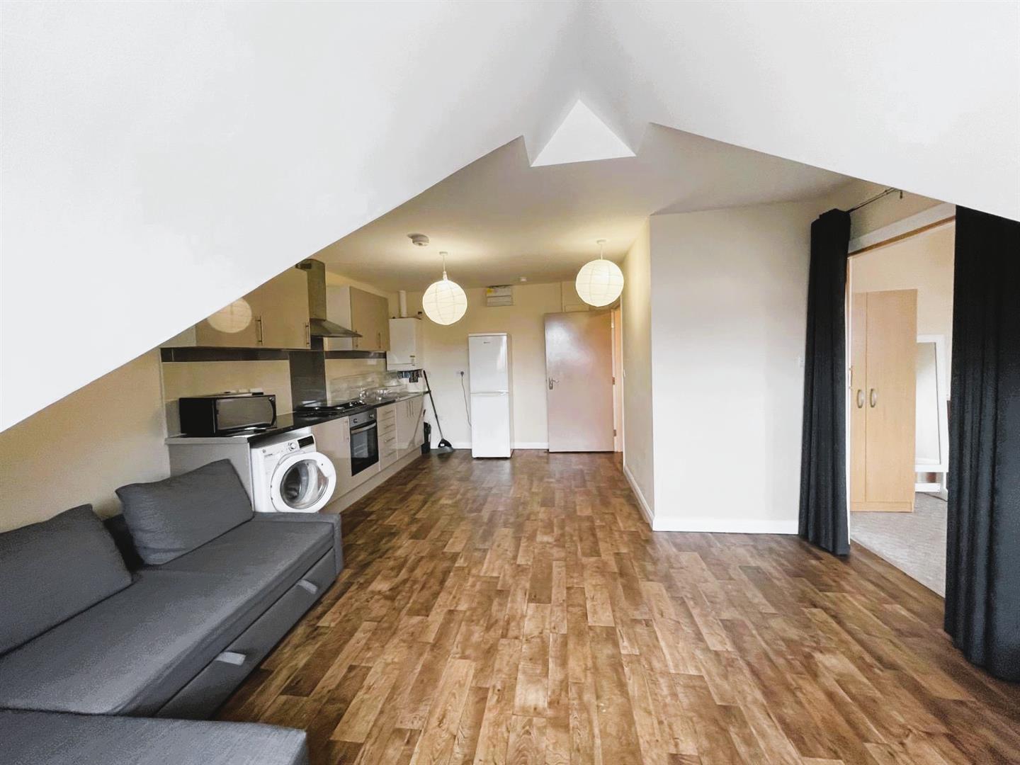 Flat Upper Sutton Lane in Greater London