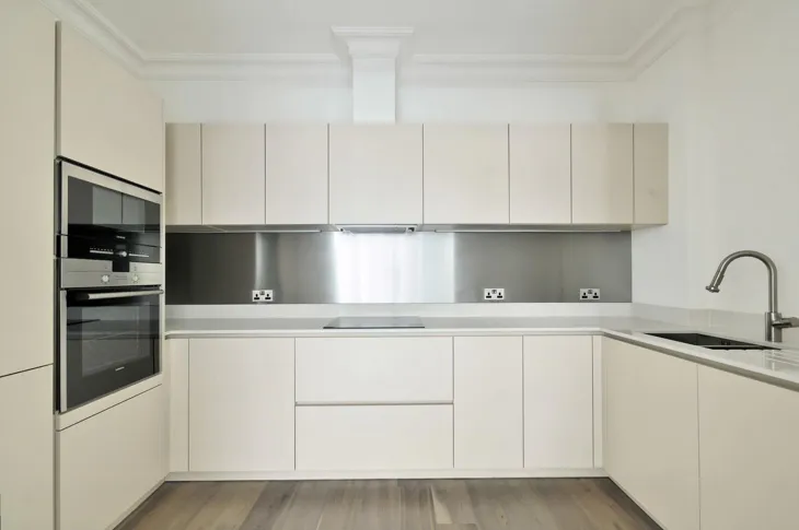 Flat Leman Street in Greater London