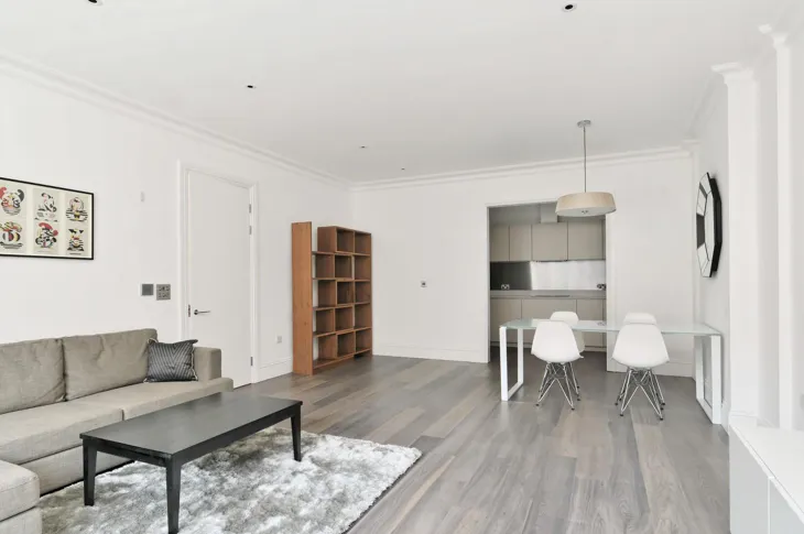 Flat Leman Street in Greater London