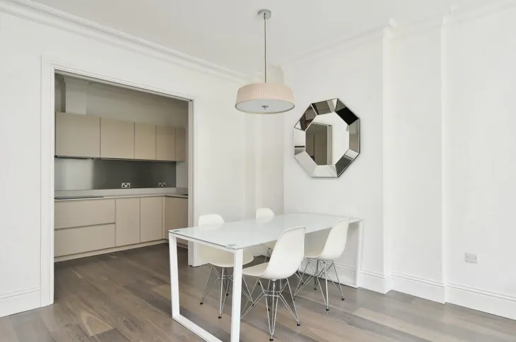 Flat Leman Street in Greater London
