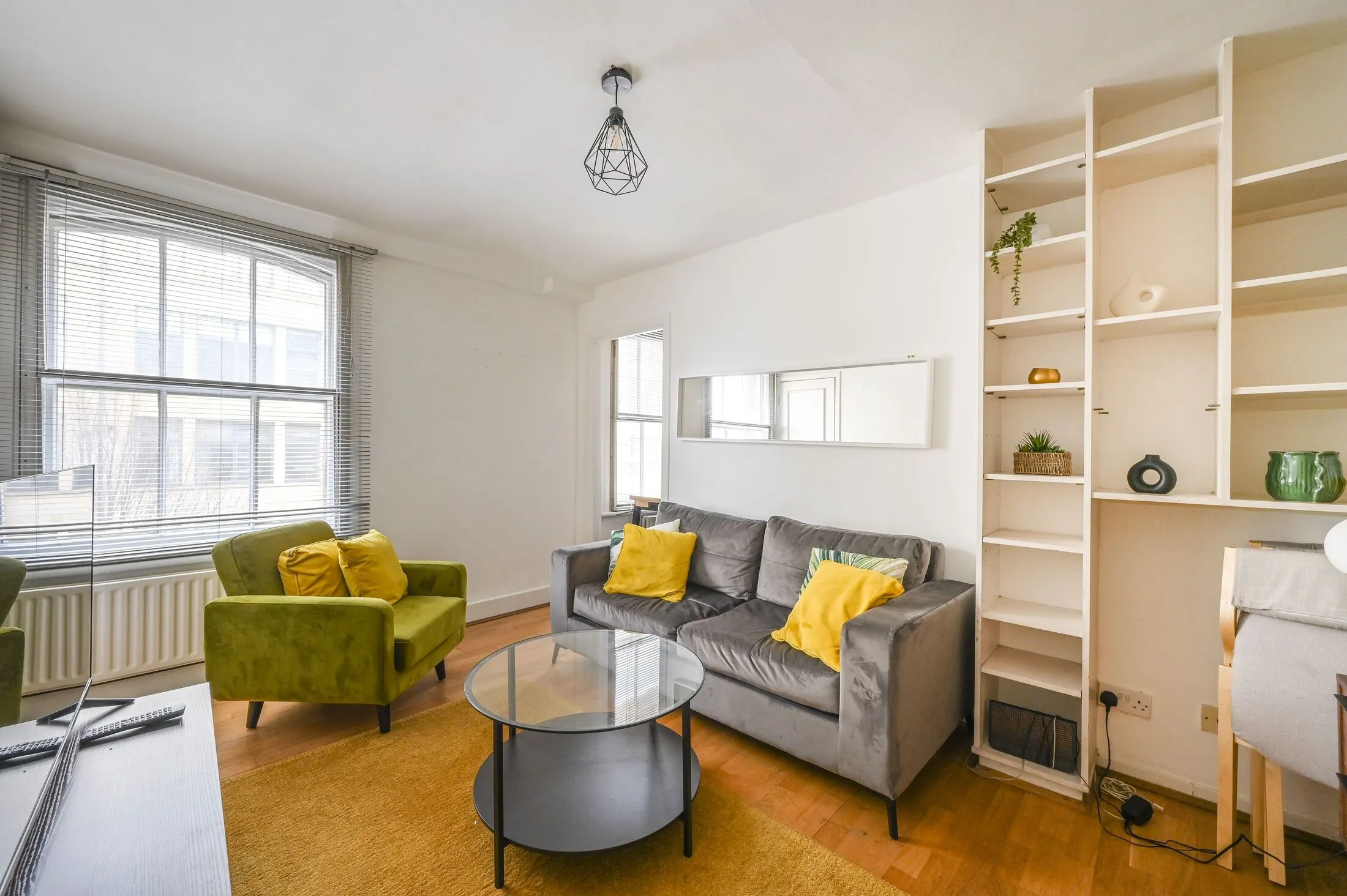 Flat Folgate Street in Greater London