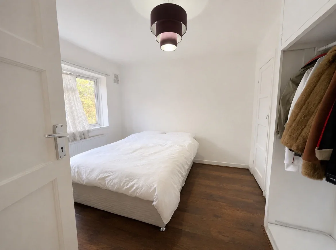 Room Sandown Way in Greater London