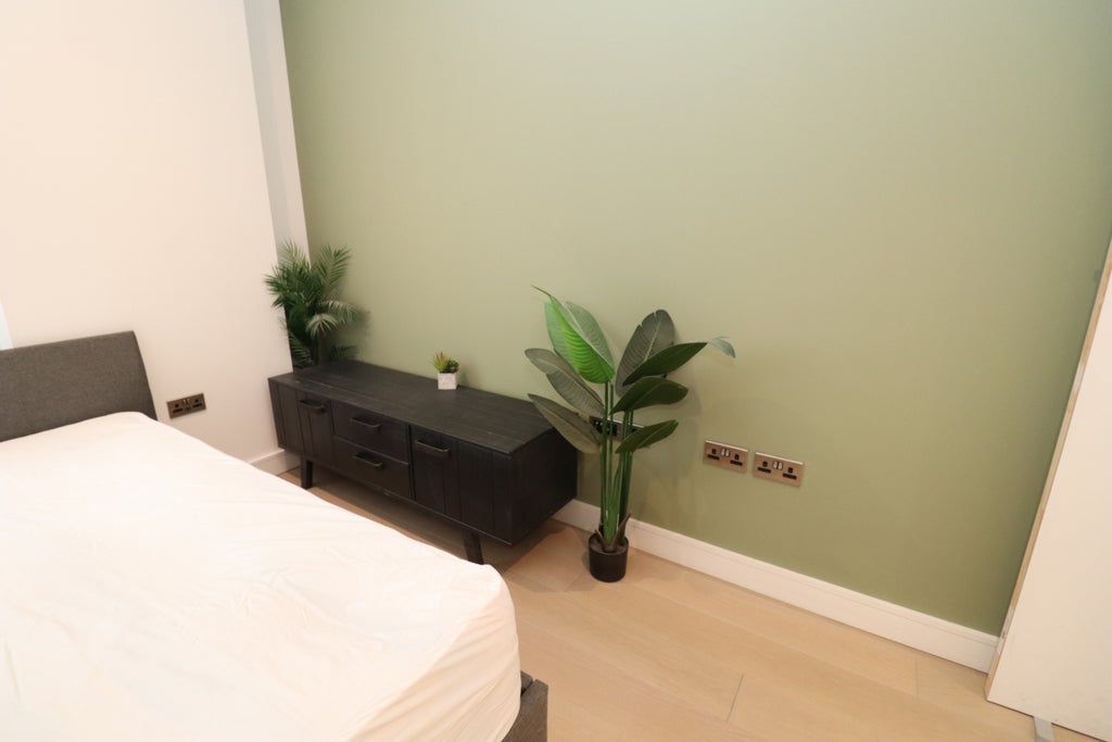 Room Globe Road in Greater London