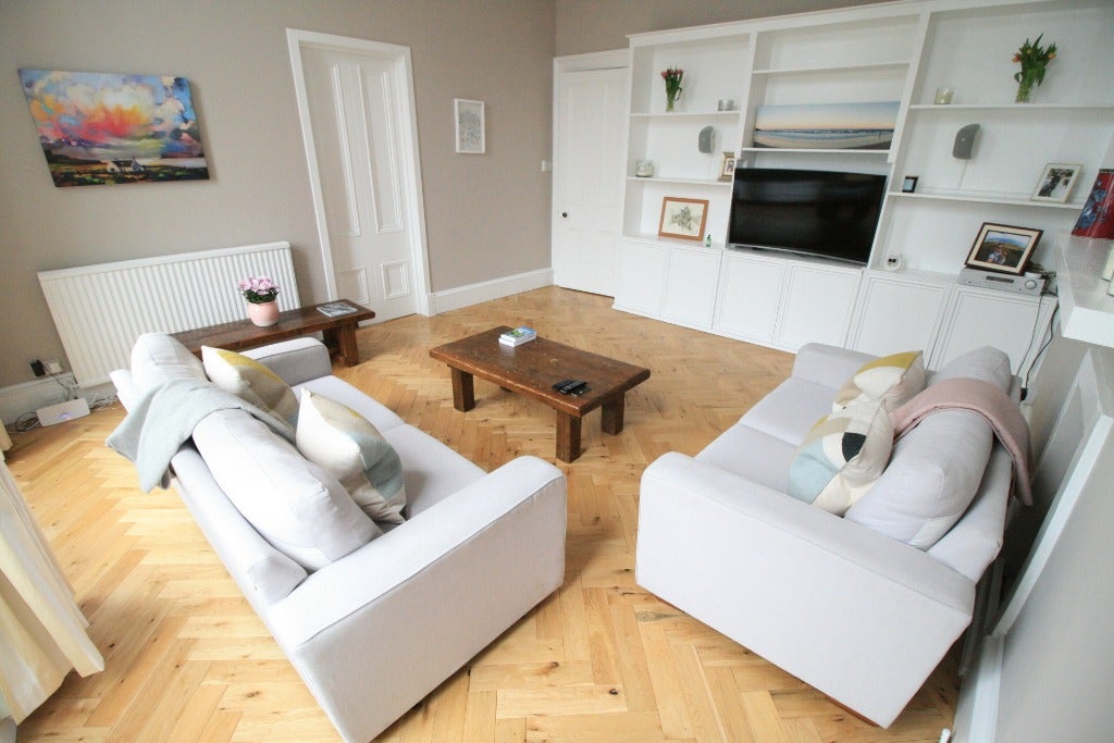 Flat Huntly Gardens in Glasgow
