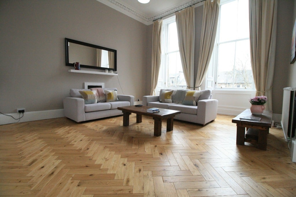 Flat Huntly Gardens in Glasgow