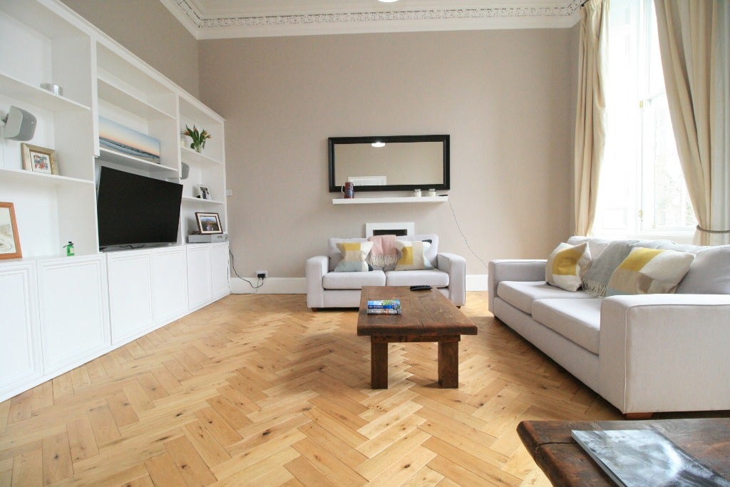 Flat Huntly Gardens in Glasgow