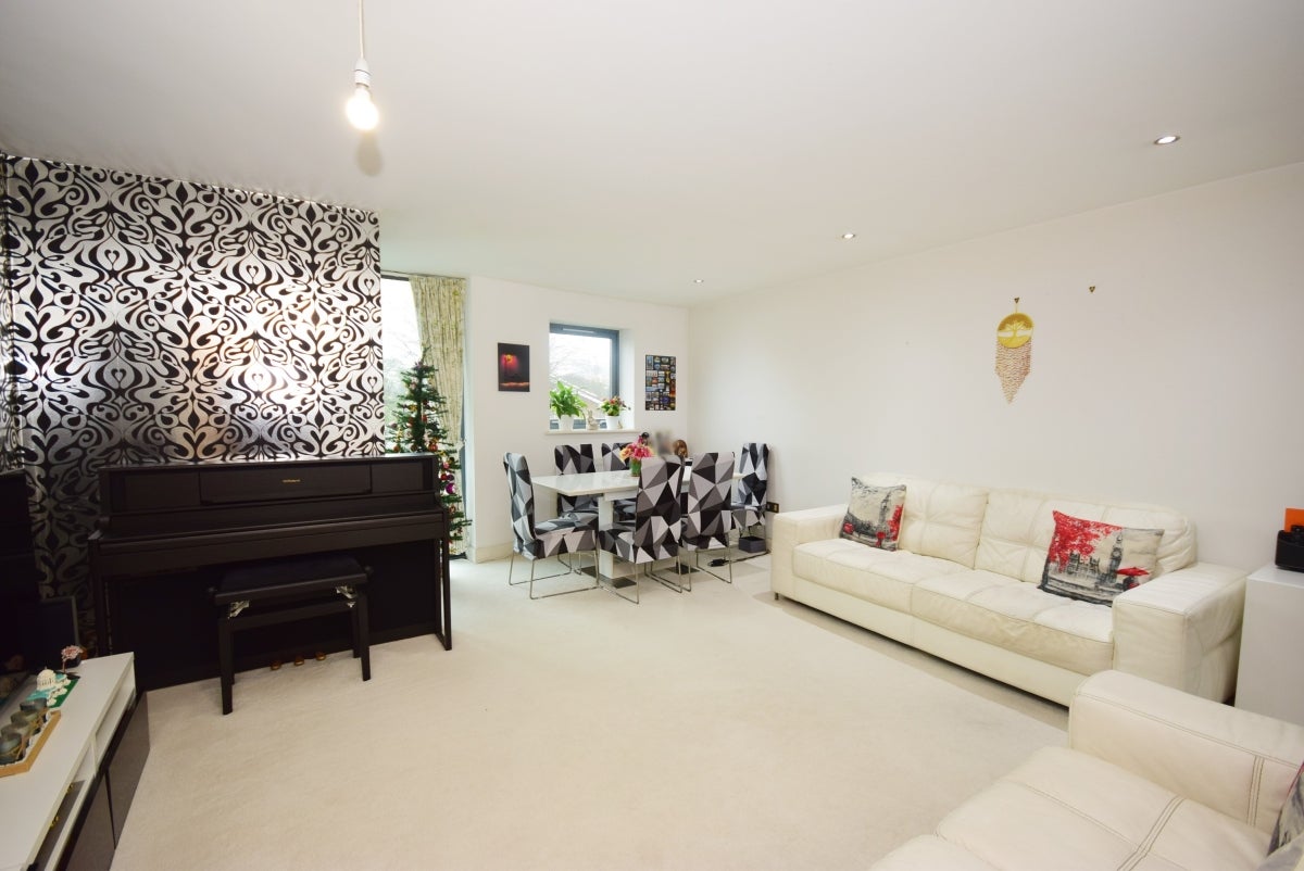 Flat Wheatcroft Court in Greater London