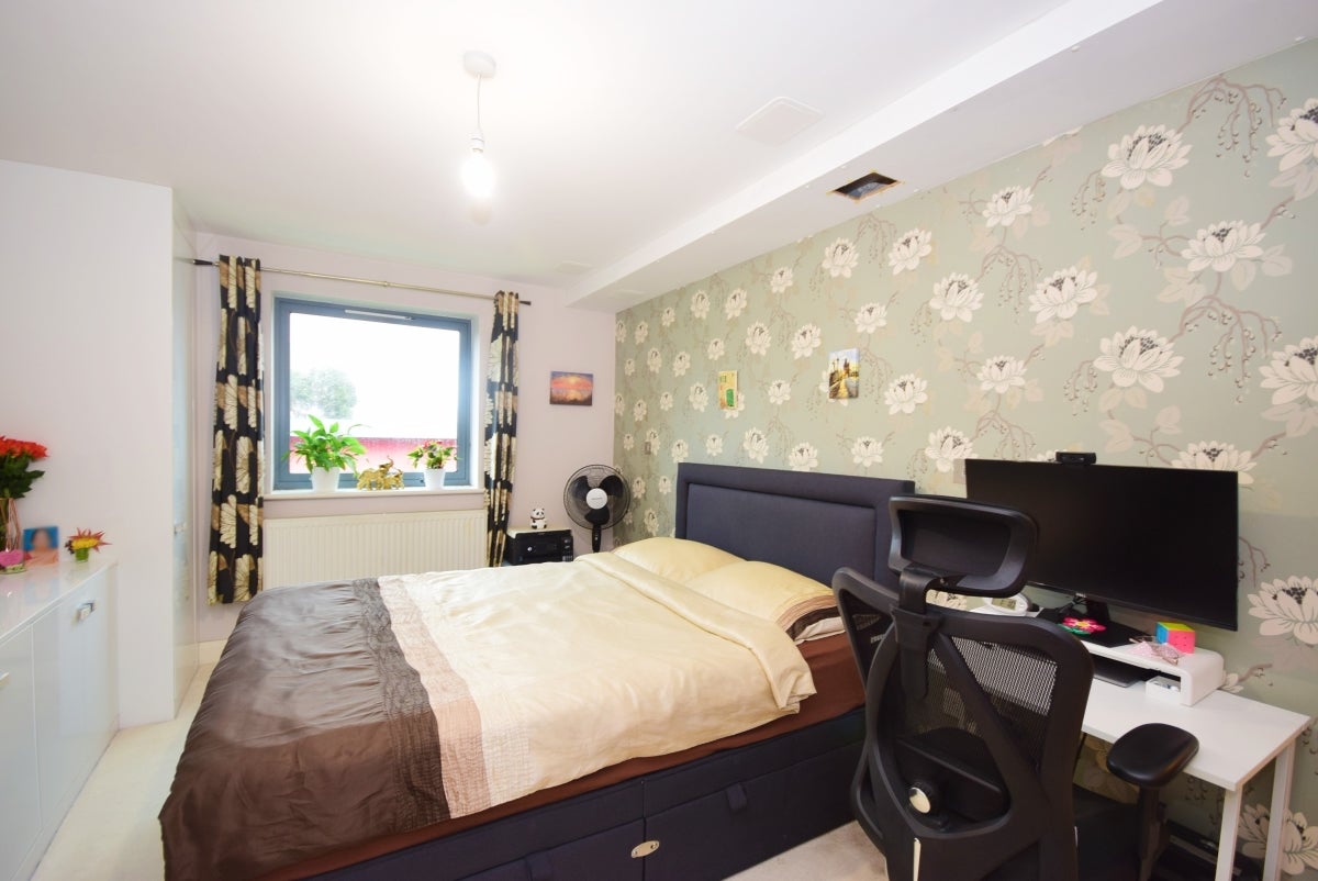 Flat Wheatcroft Court in Greater London