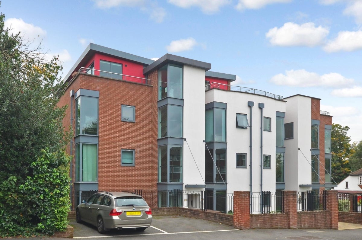 Flat Wheatcroft Court in Greater London
