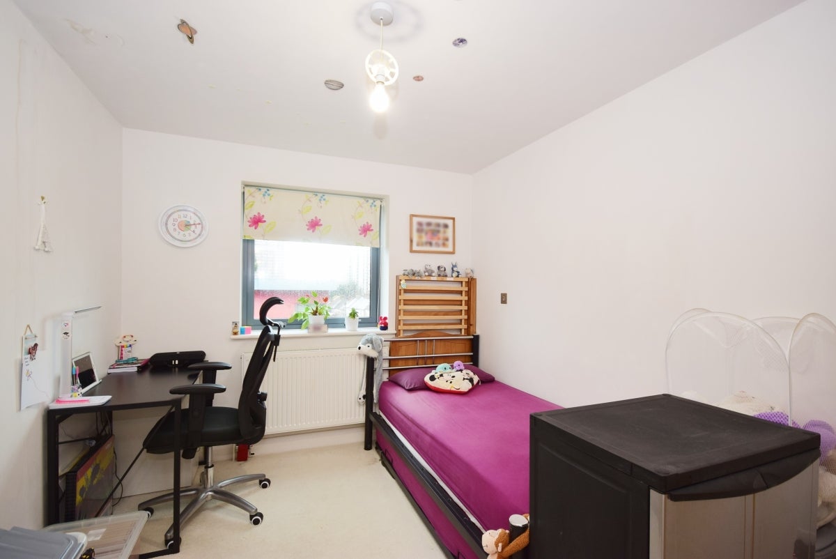 Flat Wheatcroft Court in Greater London