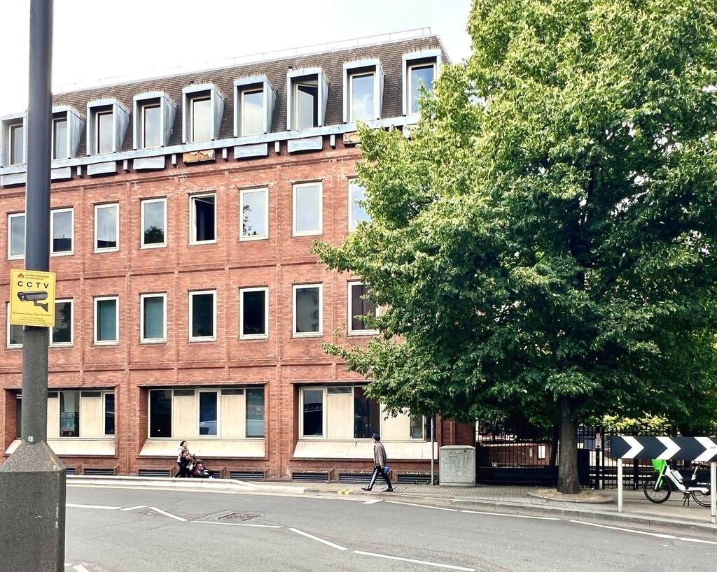 Flat Staines Road in Greater London