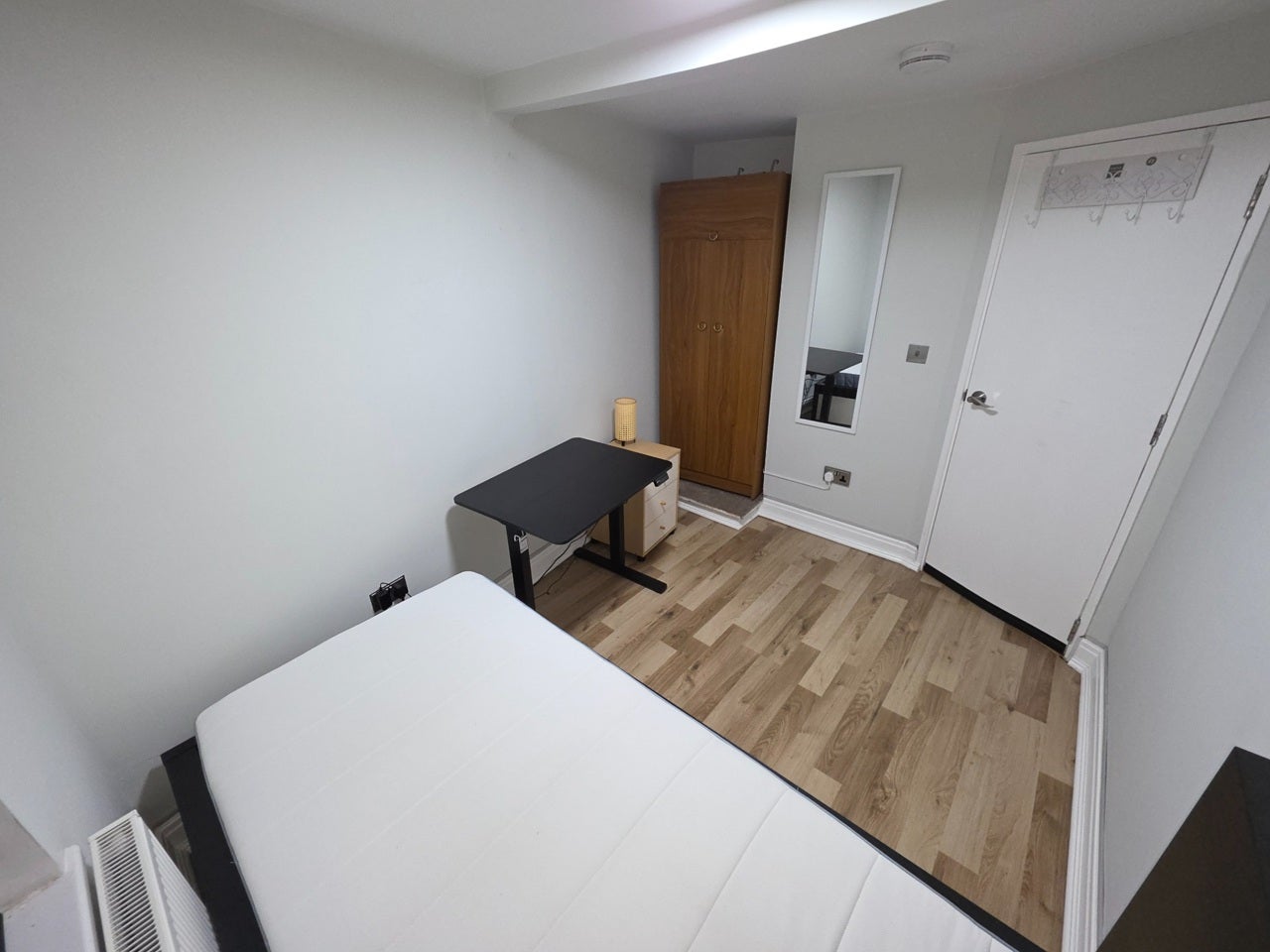 Room Crescent Road in Greater London