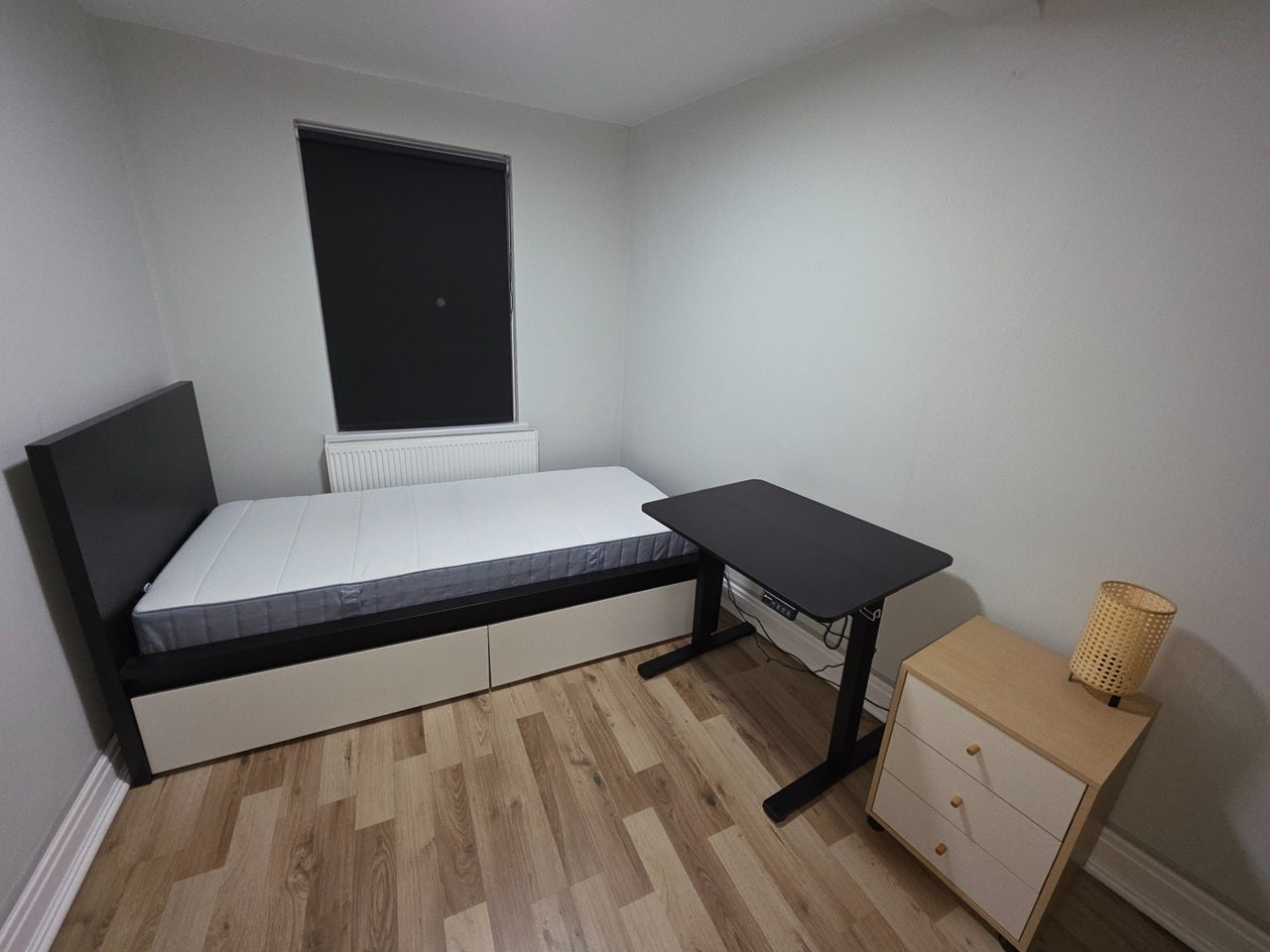 Room Crescent Road in Greater London