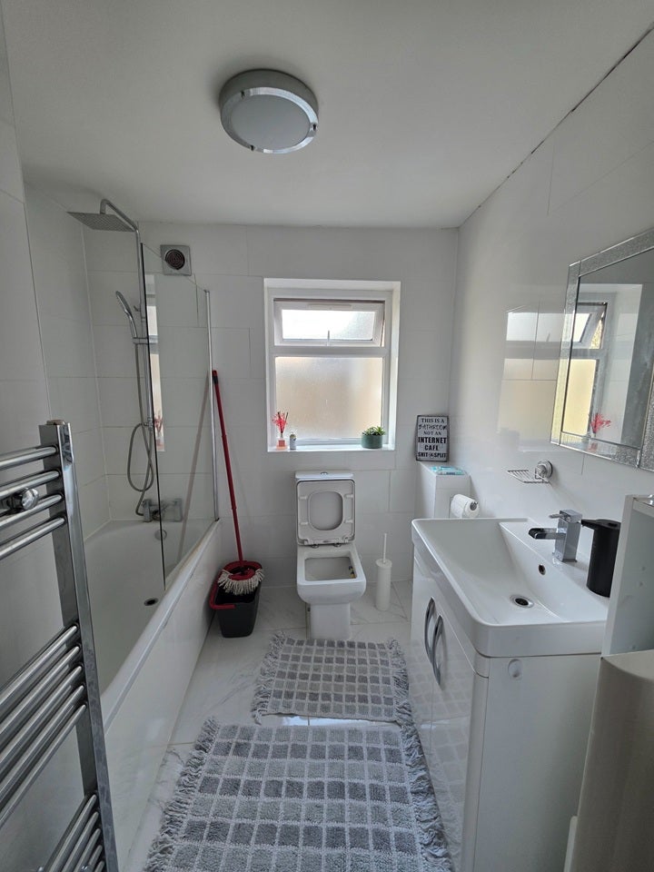 Room Crescent Road in Greater London