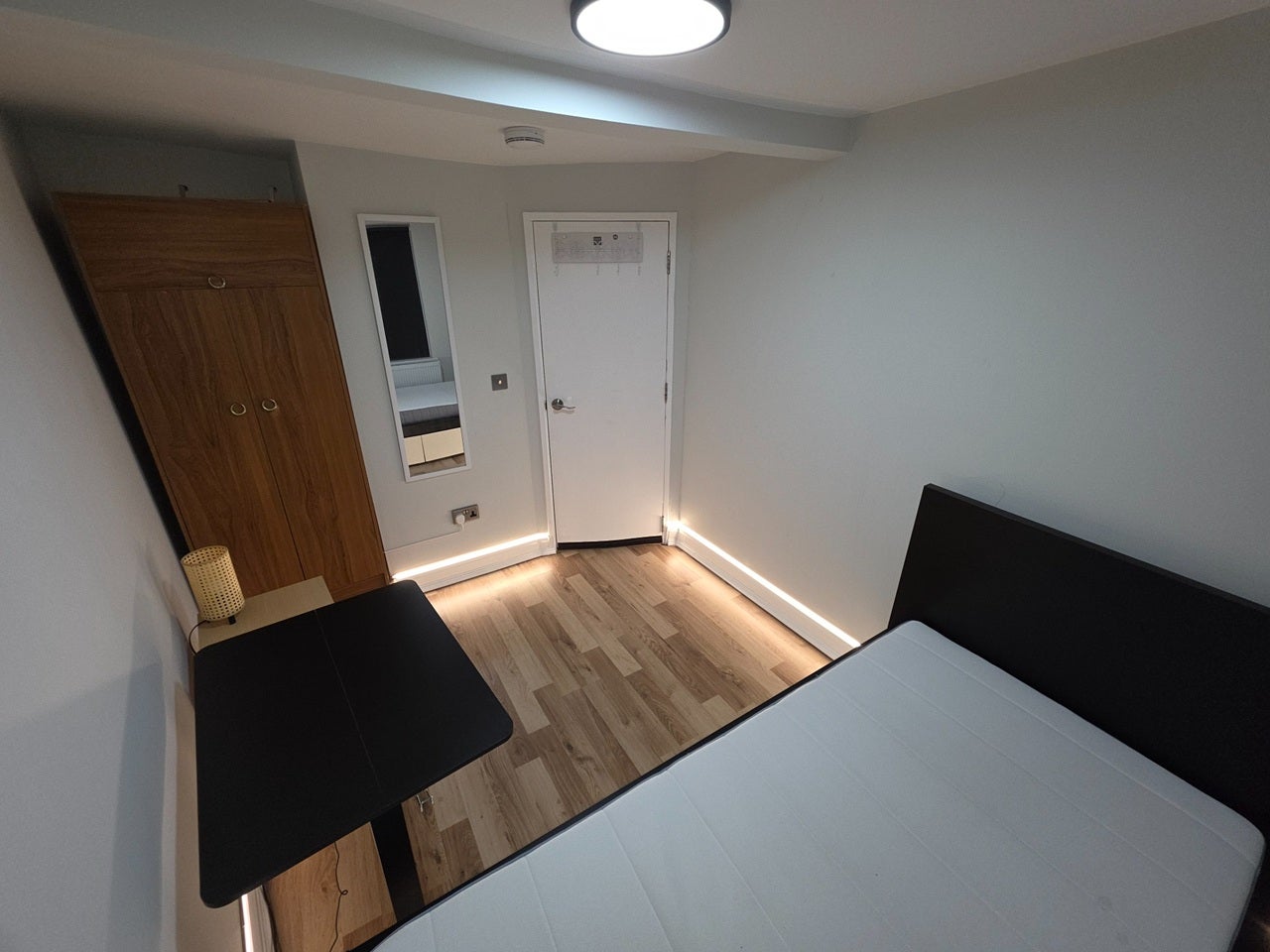 Room Crescent Road in Greater London