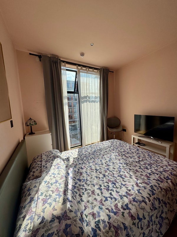 Room Roach Road in Greater London