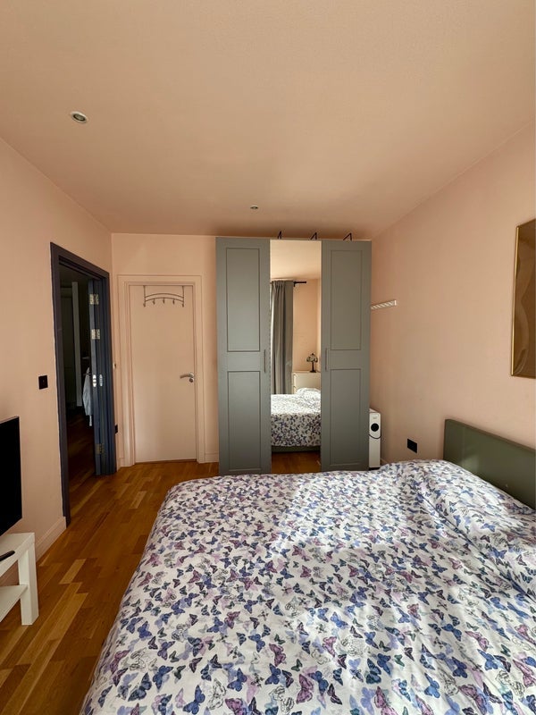 Room Roach Road in Greater London