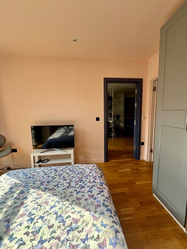 Room Roach Road in Greater London