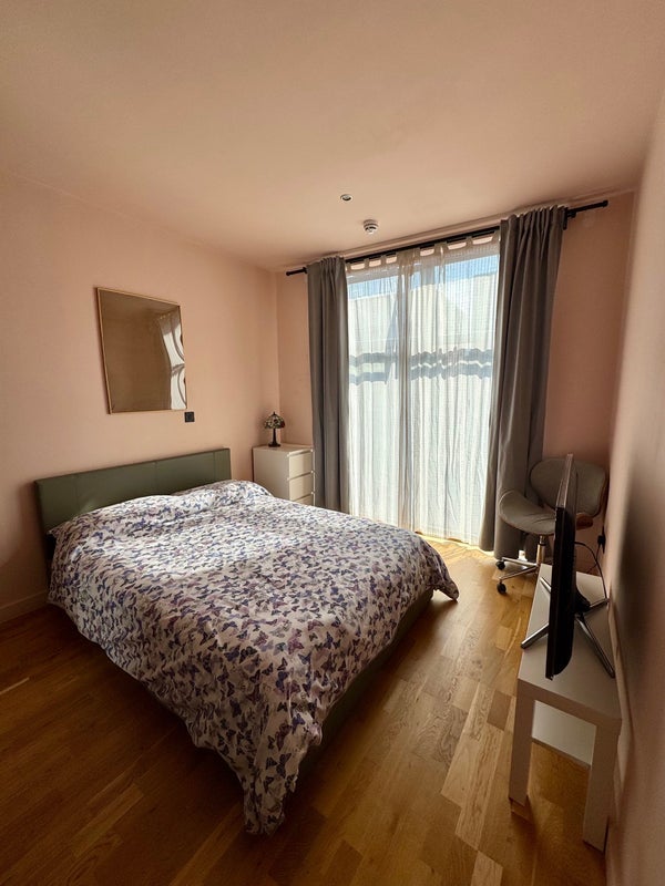 Room Roach Road in Greater London