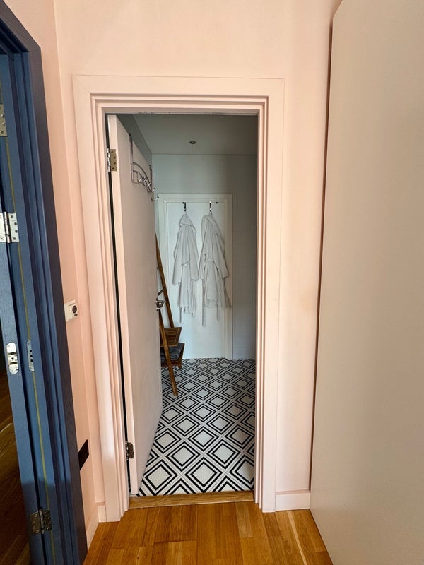 Room Roach Road in Greater London