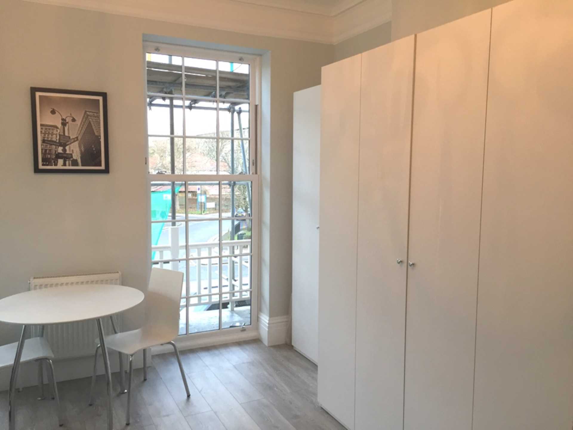 Flat Dordrecht Road in Greater London