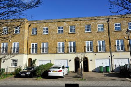 House Chadwick Place in Elmbridge