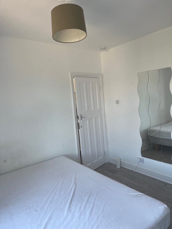 Room Eclipse Road in Greater London